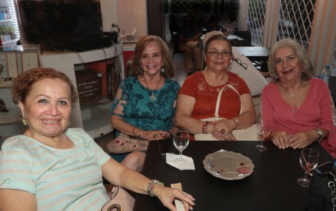 Janeth de Donoso, María Teresa de Montanel, Pilar Villavicencio y Elsie Sarmiento.