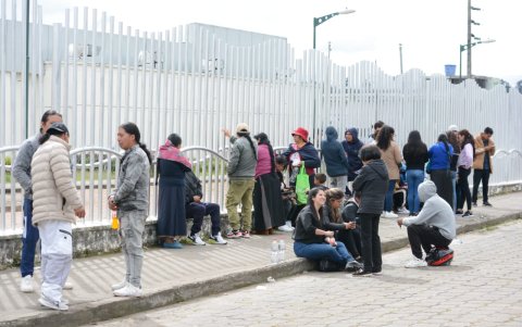 Allegados y familiares acudieron al centro forense de Tulcán.