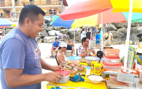 Los comerciantes estaban contentos por las ventas, gracias a la gran afluencia de turistas.