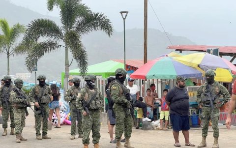 Como en muchas playas, hubo resguardo de los uniformados militares.