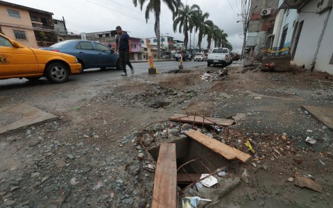 Efecto. En el tramo intervenido hay algunas señales de advertencia, pero no ha servido de mucho debido a que conductores han caído.