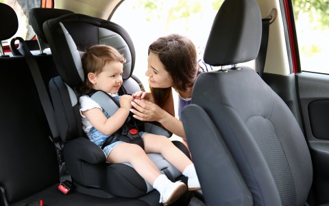 Los asientos para niños son una obligación. Se recomienda cambiar al cinturón de seguridad para adultos cuando los niños cumplan entre 8 y 12 años.