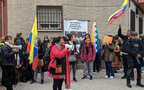 Españoles y latinoamericanos realizaron una concentración para protestar contra las ejecuciones hipotecarias.
