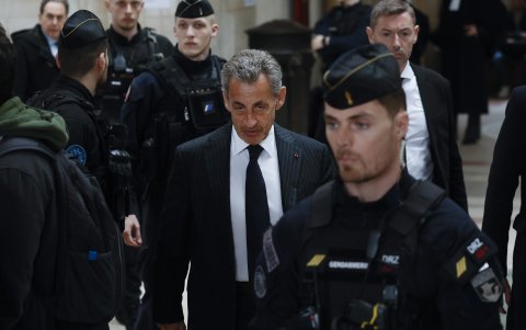 El ex presidente francés Nicolas Sarkozy llega al juzgado para asistir a una audiencia en su juicio de apelación en el Palacio de Justicia de París, el 14 de febrero de 2024.