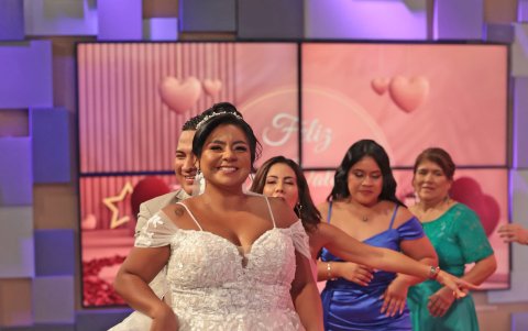 Carolina lució un largo vestido blanco.