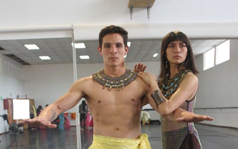 Gran parte del vestuario y accesorios que son parte de la puesta en escena fueron traídos desde Egipto.