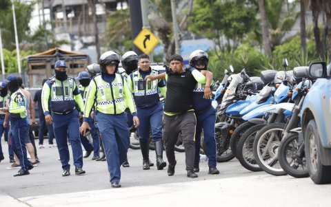 Un sujeto fue detenido por agredir a un agente, según testigos