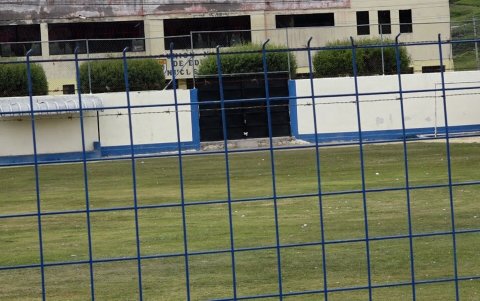 La gente salió por una puerta angosta