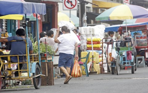 Informalidad. En los exteriores del mercado las aceras están llenas de vendedores.