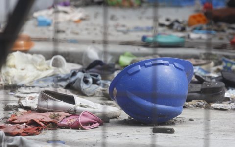 Desechos. Dentro del tercer galpón hay basura, plástico quemado, ropa y restos de colchonetas.