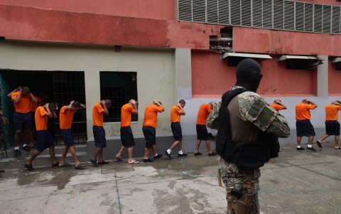 Un grupo de uniformados de la milicia sacó en orden a los privados de libertad para que se pueda observar las condiciones de las celdas.