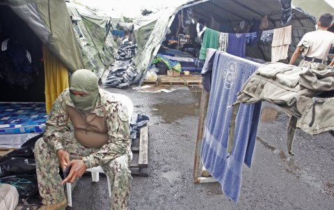 Desde hace un mes se ha dispuesto la permanencia de militares en los exteriores de los pabellones. Colocan pallets para evitar que el lodo perjudique los enseres.