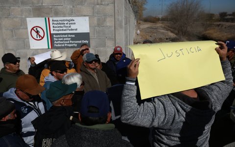 Un grupo de extrabajadores bloquean las exportaciones desde la frontera norte de México hacia Estados Unidos. EFE /Luis Torres