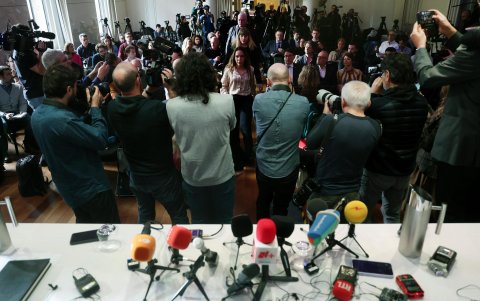 Stella Assange (centro), esposa del fundador de Wikileaks, Julian Assange, llega a una conferencia de prensa en Londres, Gran Bretaña, el 15 de febrero de 2024.