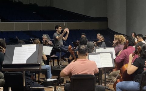 Ensayo. Íñigo Pirfano prepara a los músicos para el concierto. El maestro español será el encargado de dirigir la velada.