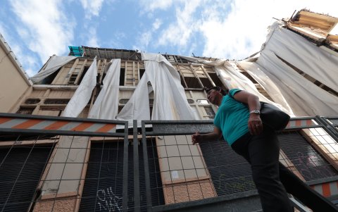 Centro. La Casa Tola está en peligro y apenas tiene un plástico encima.