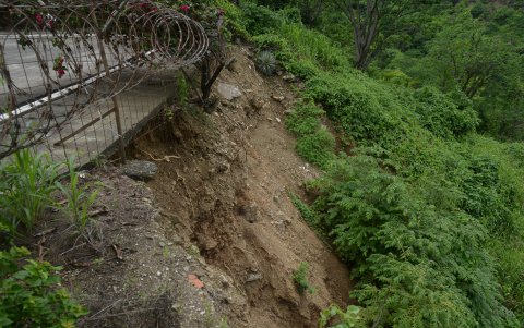 2. Cumbres de los Ceibos. Varios terrenos se están desmoronand
