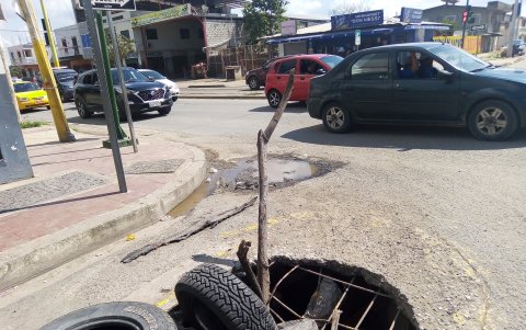 Abandono. En las calles Paquisha y Sixto Chang, solo unas llantas evitan caer en el agujero.