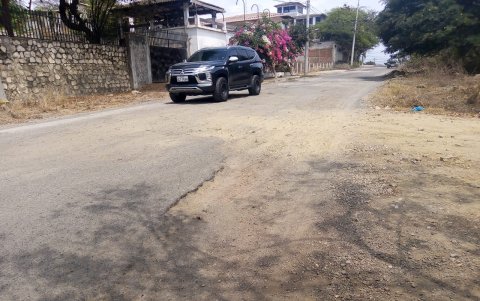 Daño. La vía que conduce al Ocean Club y las calles de La Victoria registran los mismo baches hace 4 años.