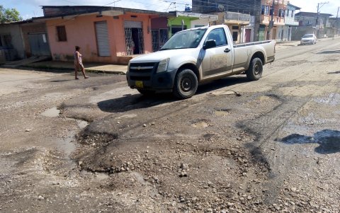 Las calles están destrozadas en las vías principales del balneario.