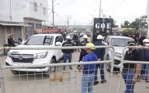 El operativo contó con la participación de CNEL, para realizar los respectivos cortes de luz a ciertas casas invadidas.