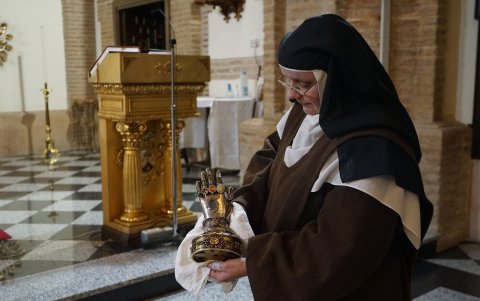 or Jennifer, monja del convento de las Carmelitas Descalzas de Ronda (España), con la mano la mano incorrupta de Santa Teresa de Jesús