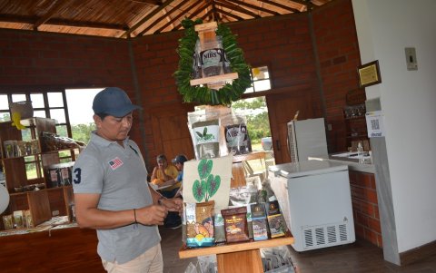 En la tienda ofertan productos elaborados por los socios y sus hijos.