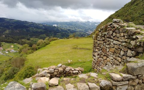 En Cojitambo se conservan grandes muros que fueron parte de una estructura ancestral de los pueblos cañari e inca.