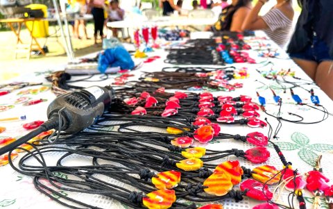 Los artesanos elaboran una variedad de artesanias para vender a los turistas