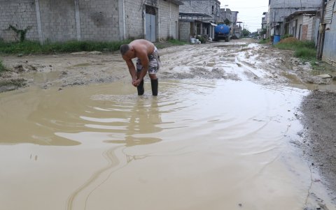 Abel (nombre protegido) muestra como se inunda afuera de su casa, en la 5 de Junio.