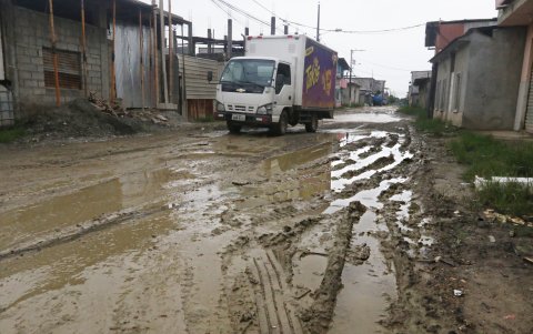 El deterioro de las calles y el estado por el invierno provoca también malestar a quienes circulan en vehículos por el daño en sus unidades.