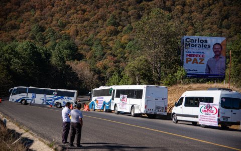 Transportistas bloquean este jueves una carretera este jueves en el municipio de San Cristóbal de las Casas en Chiapas (México).