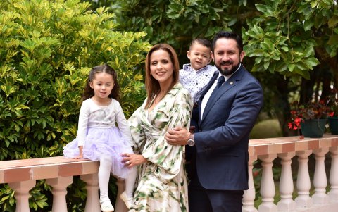 Con su esposo César Alarcón y sus hijos Rafaela y César Augusto.