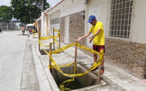Algunas personas tienen dos enormes huecos fuera de su casa