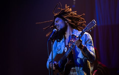 Kingsley Ben-Adir como Bob Marley en Bob Marley: One Love de Paramount Pictures.