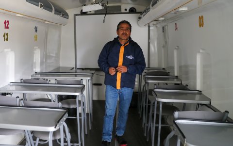 Carlos Arroba, técnico informático, posa durante una entrevista con EFE, el 5 de febrero de 2024, en Riobamba (Ecuador).
