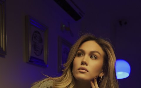 El denim es una prenda que ella viste para ir a la oficina