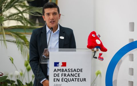 El campeón olímpico de ciclismo de ruta Richard Carapaz habla en una ceremonia en la Embajada de Francia.