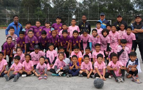 Lastra con el grupo de chicos a los que forma en la escuela al sur de Quito.