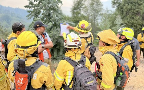 Bomberos ecuatorianos viajaron a Chile.