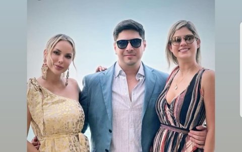 Érika Vélez con amigos, entre ellos, Luly Ossa.