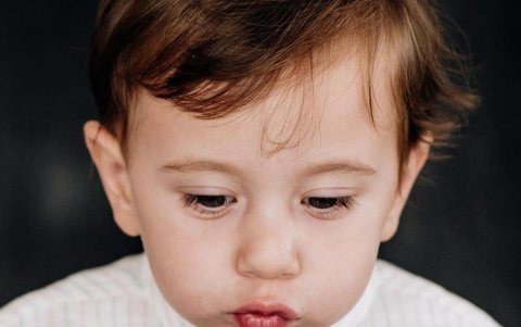 Sopló el pastel de cumpleaños.