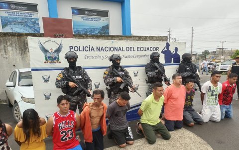 Tras los allanamientos, doce personas fueron detenidas. Solo una cuenta con boleta de detención por ingresar objetos prohibidos a la cárcel.