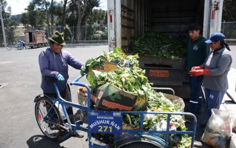 Comerciantes. En coches llevan los desechos hasta los contenedores.
