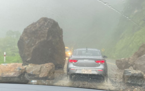 La intensidad de las lluvias en la carretera ha provocado la caída de material de la montaña desde el feriado de Carnaval