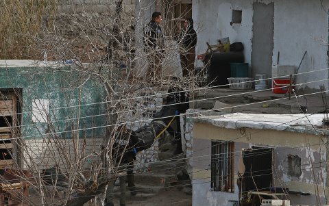 Cinco cuerpos fueron hallados en el estado de Chihuahua: dos de ellos se localizaron en Ciudad Juárez tras denuncias de una manta (lona) colgada.