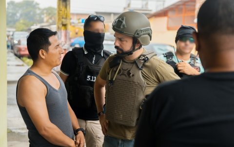 Desde el 15 de mayo de 2023, un chaleco y un casco antibalas son parte del vestuario de Luis Chonillo.