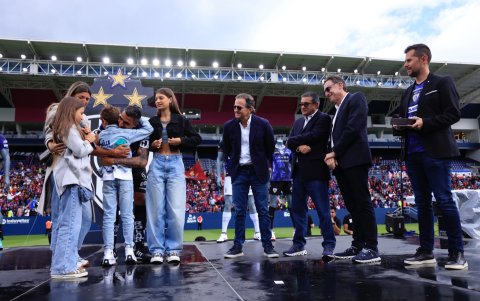 Dirigentes del equipo y familia durante el emotivo acto de despedida.