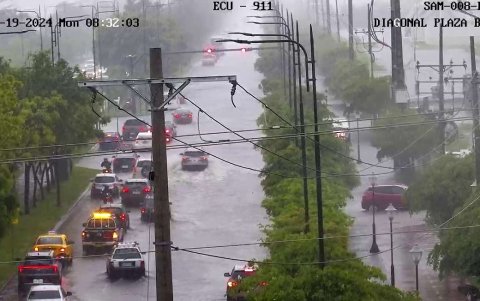 En la vía de ingreso a Ciudad Celeste se evidenció acumulación de agua, la mañana de este lunes 19 de febrero