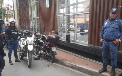 A las 12:30, agentes de la Policía Metropolitana llegó a retirar a los jóvenes del espacio público.